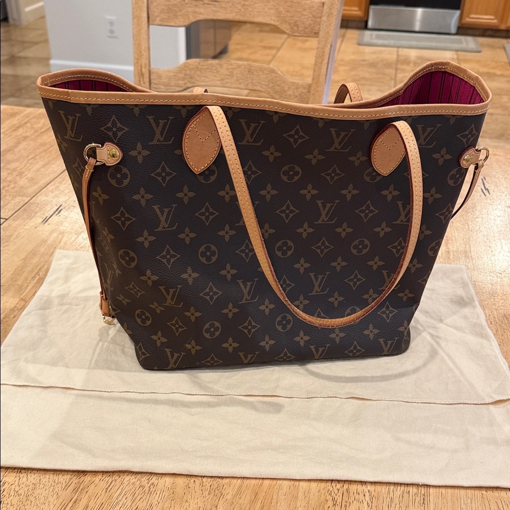 Louis Vuitton Neverfull MM 
 Brown Monogram Tote with Pink Interior - Picture 2 of 14
